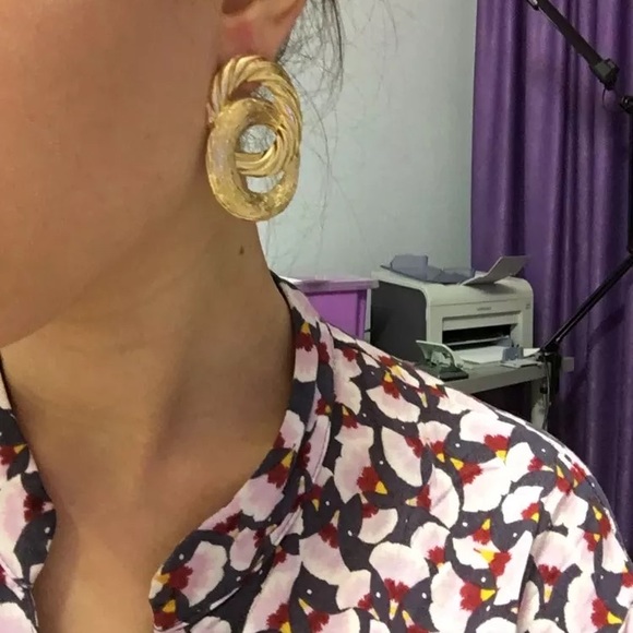 Gold tone knot earrings - Picture 3 of 8